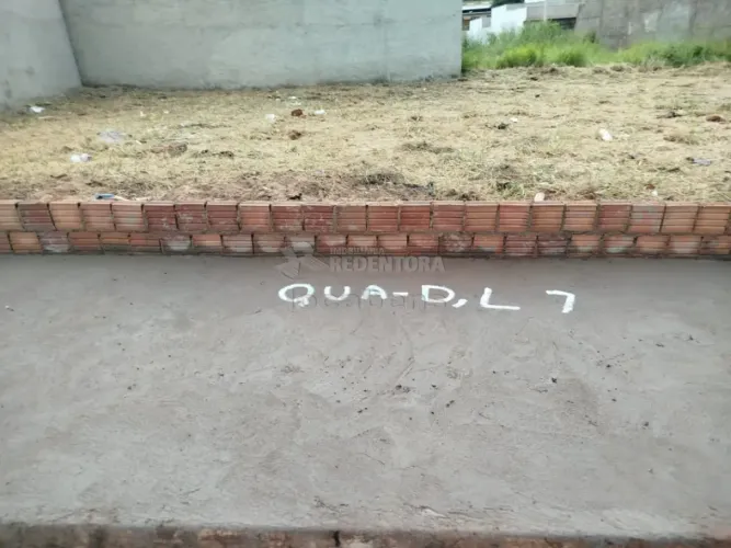 Terreno á venda no bairro Morada Real.
