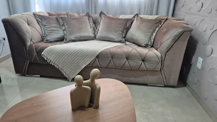 Sofá Design Sofisticado Tecido Sued - Muito Conservado