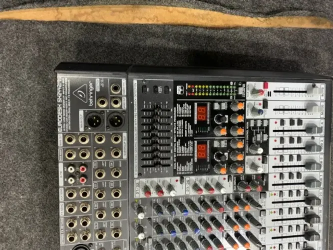 Mesa de Som Behringer Eurodesk SX2442FX