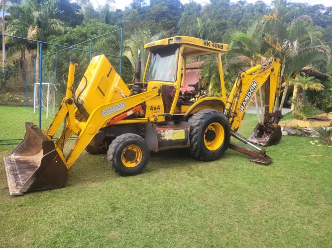 Retroescavadeira randon 4x4