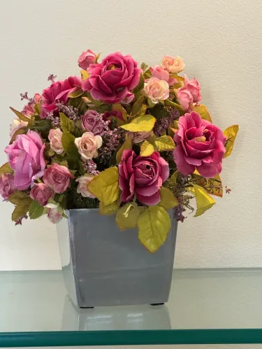 Lindo Arranjo de mini rosas artificiais em vaso de aço escovado 