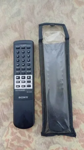 controle remoto sony cd player rm-d335 com capa protetora. para substituição de peças!