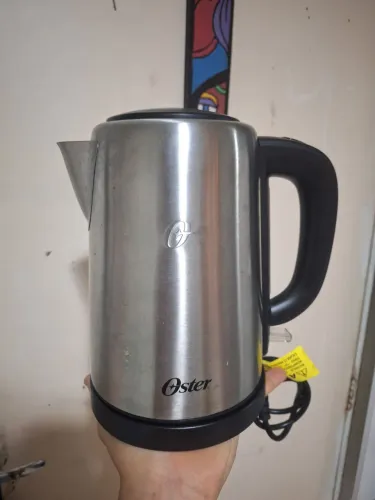 Chaleira elétrica Oster Inox - Funciona Perfeitamente (Detalhe na tampa que não afeta)