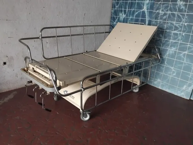 Cama hospitalar articulada.