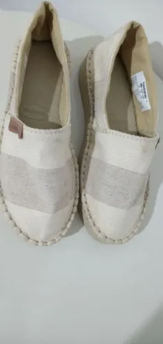Alpargatas Havaianas ( Cor: cru/ marfim) . Tam. 34. Usada.