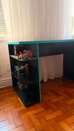 Mesa Gamer Preta/Azul com Nichos - Muito Conservada