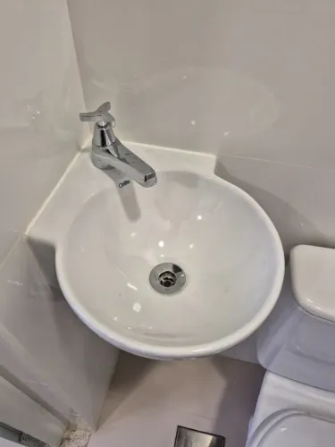 Lavatório de Canto Celite com Torneira