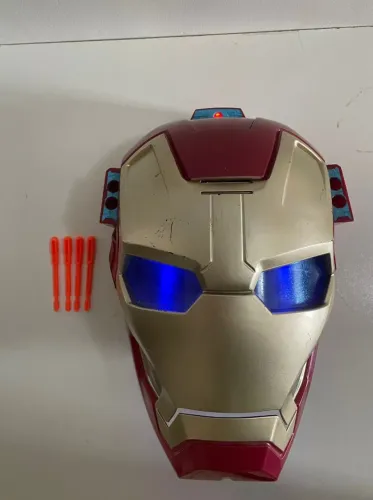 Brinquedo Máscara do Homem de Ferro Acende luz tem Mira Lança Dardos a pilha seminova top