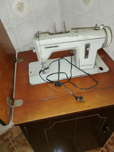 Máquina de costura com gabinete
