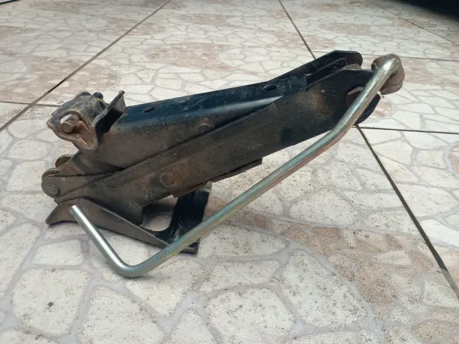 Macaco Chave de roda e triângulo 