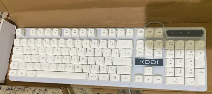 Vendo teclado com mouse na caixa