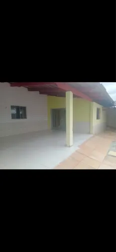 Casa com muro 2.80 de altura cerca  em volta 