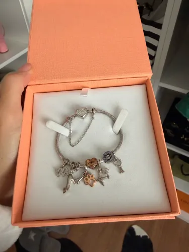 Pulseira vivara com berloques. 