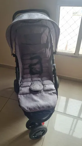 Carrinho com bebê conforto 