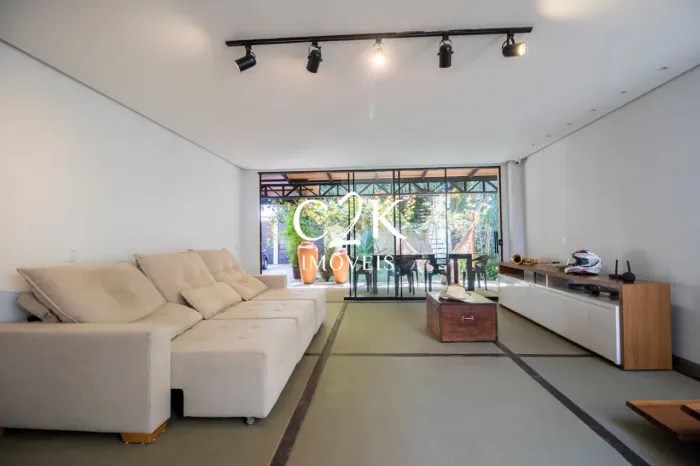 Sobrado Moderno com Área Gourmet e Área Verde Setor Nova Suíça Goiânia