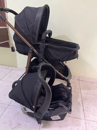 Carrinho de bebê com bebê conforto