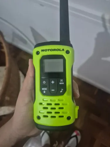 PAR DE RÁDIOS COMUNICADORES MOTOROLA TALKABOUT T600BR H2O - A PROVA DE ÁGUA - ALCANCE 35KM