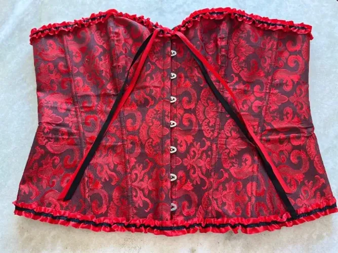 corset vermelho e preto estruturado estilo gótico modela cintura