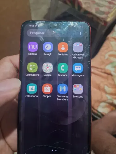Quero vender esse celular Samsung a10s. Ele está com a tela trincada mais funciona bem 