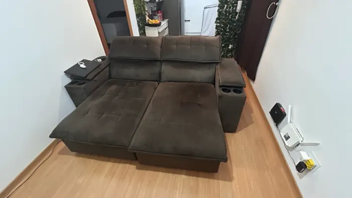 Sofá Retrátil 3 lugares marrom super confortável