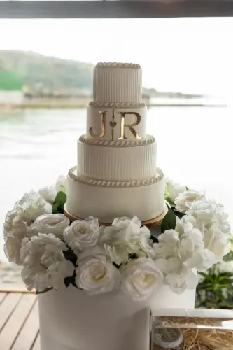 Bolo fake cenográfico branco Casamento, aniversário, batizado, chá de bebê, chá de panela