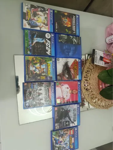 PlayStation 4 slim com 2 controles e 40 jogos na memória