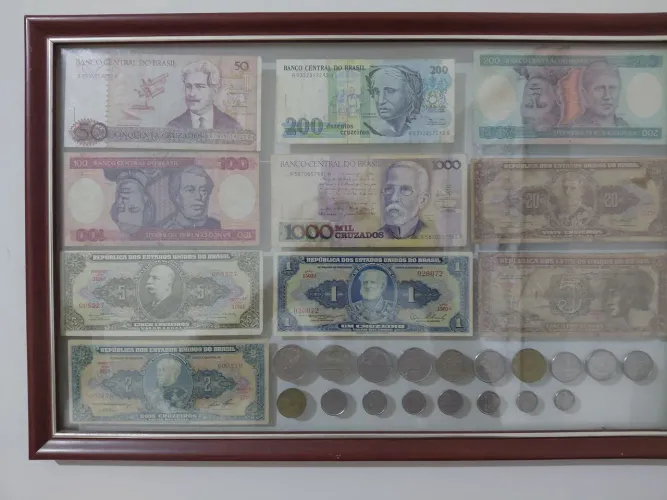 Quadro com notas e moedas em ontima condicao. Do brasil antigo ideal para colecionadores