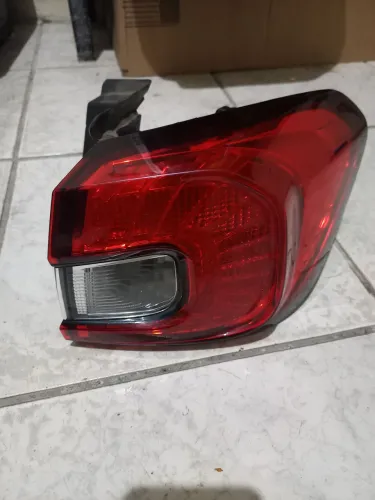 LANTERNA ARGO ORIGINAL LADO ESQUERDO COM UM PEQUENO TRINCO 