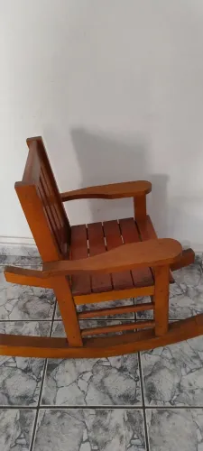 Cadeira de balanço de madeira infantil 
