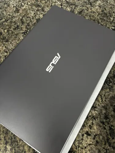 Notebook novo,sem detalhes 2 meses de uso vai com carregador