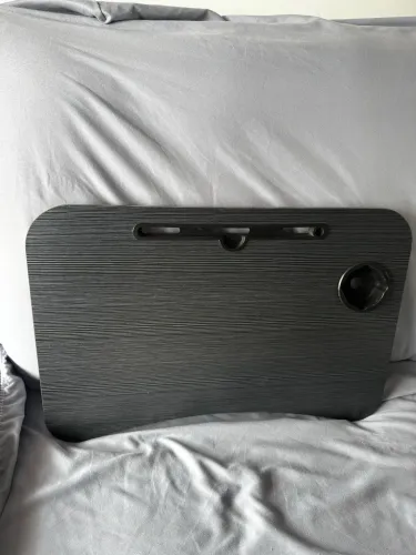 Mesa portátil dobrável para notebook, acabamento texturizado na cor cinza escuro.