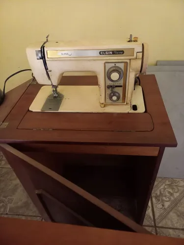 Vendo maquina de costura com gabinete