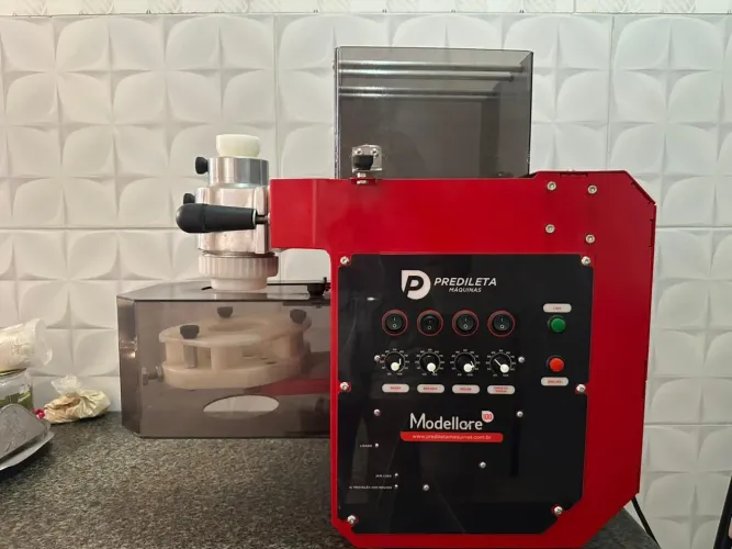 Máquina de fazer salgados semi nova, usada somente para teste