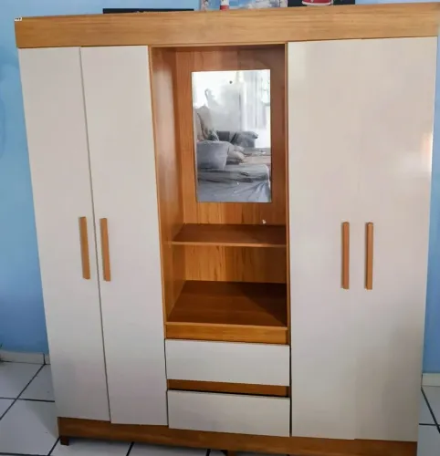 Guarda Roupas com espelho - 1.80 de altura x 1.20 de largura 