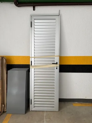 Porta Veneziana de Alumínio Natural 60 cm - Completa - Sem Uso