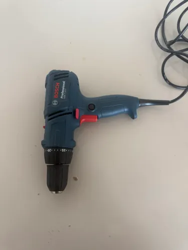 Vendo furadeira e parafusadeira com fio 250,00