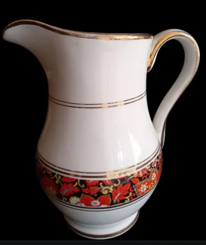 jarra de porcelana detalhe dourado