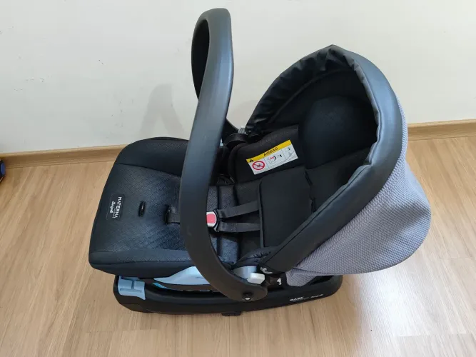 Cadeirinha semi-nova com bebê conforto