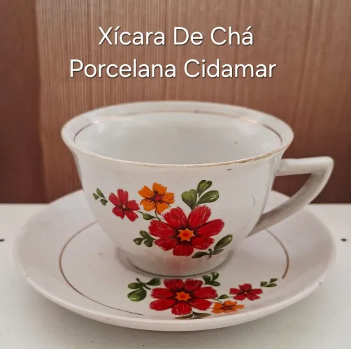 Xícara de chá com pires de porcelana vintage da marca Cidamar