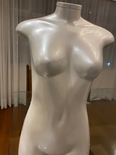Manequim esmaltado em fibra de vidro branco