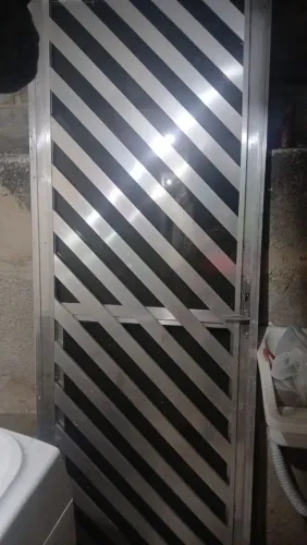 Porta de Alumínio com grade