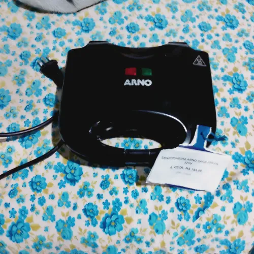 Vendo uma sanduicheira nova ! Comprei por mais de 180,00reais ! Estou vendendo por 140,00