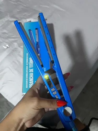 Prancha de Titânio Inova HW-912, uma chapinha de cabelo profissional na cor azul com visor