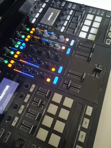Controladora Dj Traktor Kontrol S8 Preto Da 4 Canais (Usado)