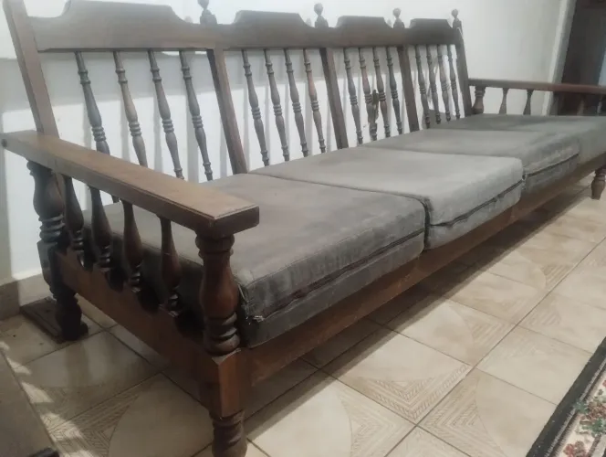 Vendo conjunto de sofá de madeira maciça (canela) de 6 lugares