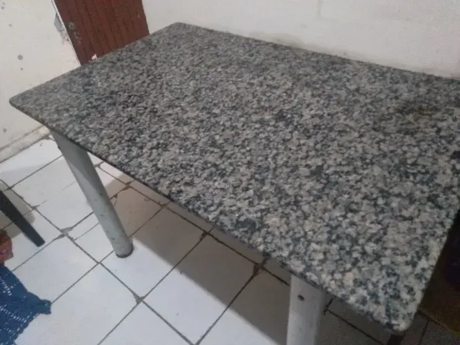 Mesa tampo de granito sem cadeiras
