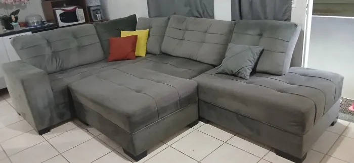 Sofá cinza 3 metros de comprimentos pouco tempo de uso..