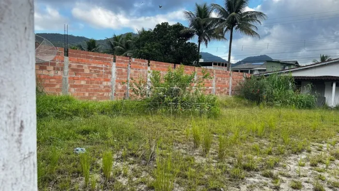 Ótimo terreno de 300 m2, plano e próximo do comércio local, no bairro Estufa ll em Ubatuba