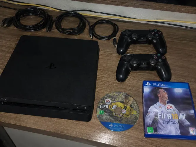 PS4 Slim 1TB + 2 Controles Originais + FIFA 17 e FIFA 18(Negociável)