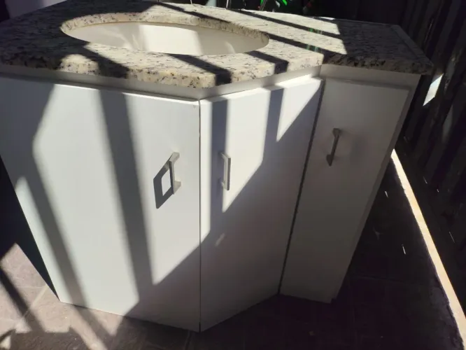 Armários em MDF com pedra de mármore
